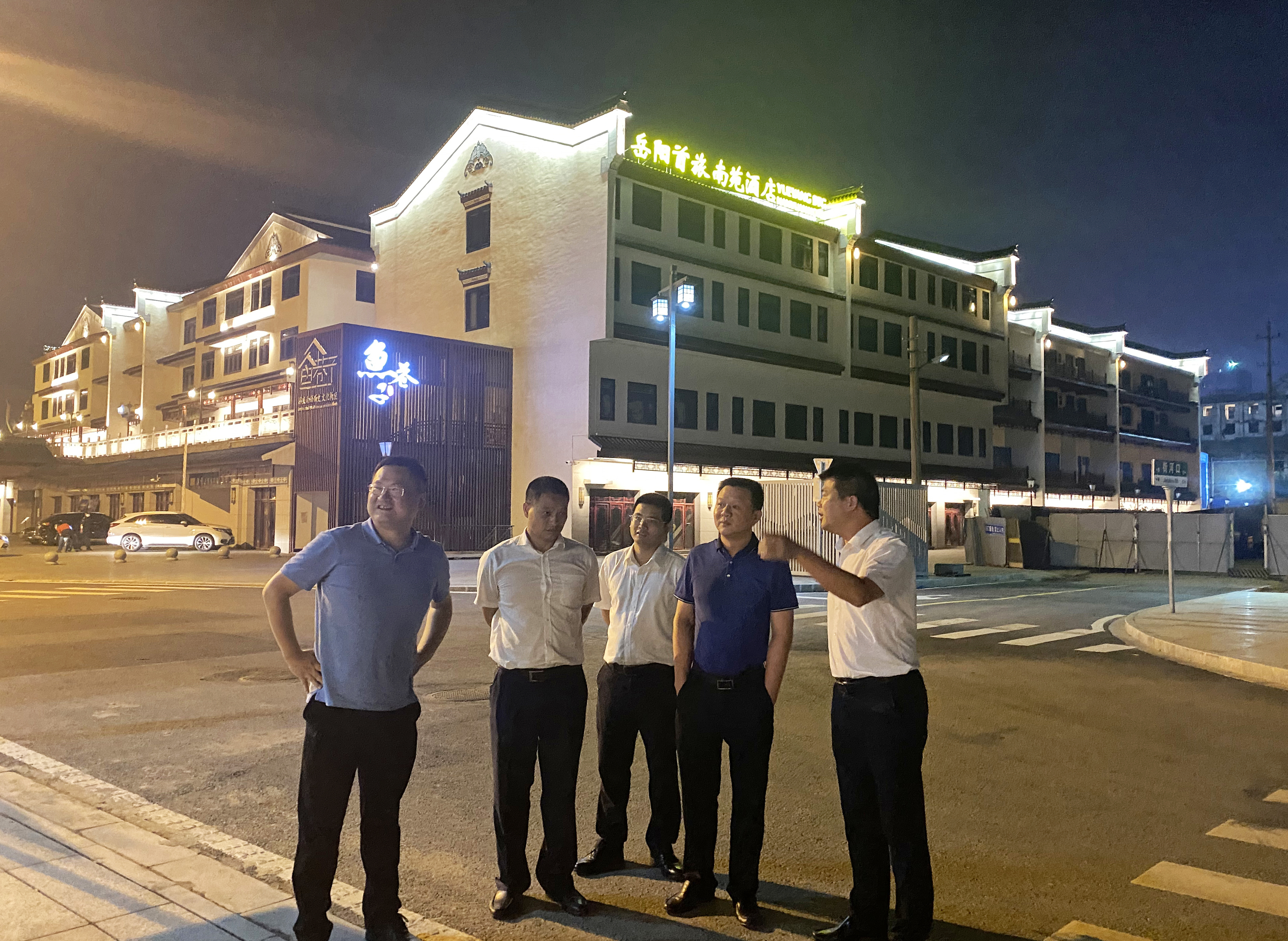 8.13陳岳紅深入洞庭南路歷史文化街區(qū)察看疫情防控和街區(qū)運(yùn)營管理優(yōu)化提質(zhì)整改落實情況.jpg